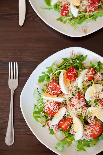 Salat mit Thunfisch und Eiern — Stockfoto