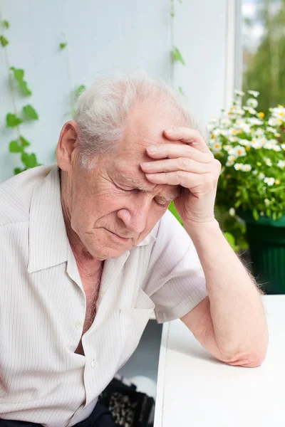 Homem idoso com dor de cabeça — Fotografia de Stock