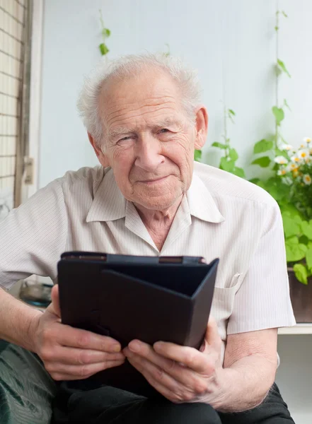 Пожилой человек с сенсорным ПК — стоковое фото