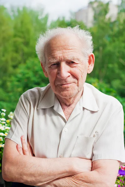 Homem idoso lá fora — Fotografia de Stock