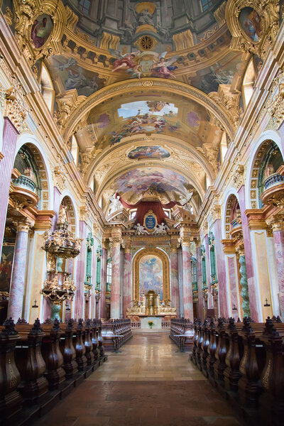 Интерьер иезуитской церкви в Вене
