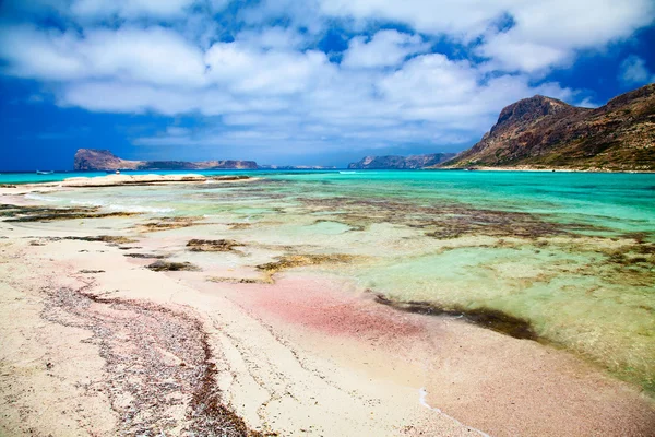 粉红色的黄沙和绿松石蓝色的水 — 图库照片
