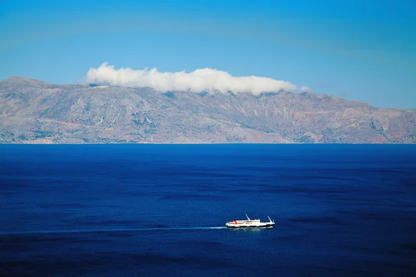 Navio que navega no mar Mediterrâneo — Fotografia de Stock