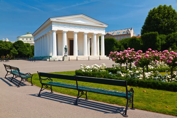 Tezeusz świątyni w volksgarten — Zdjęcie stockowe