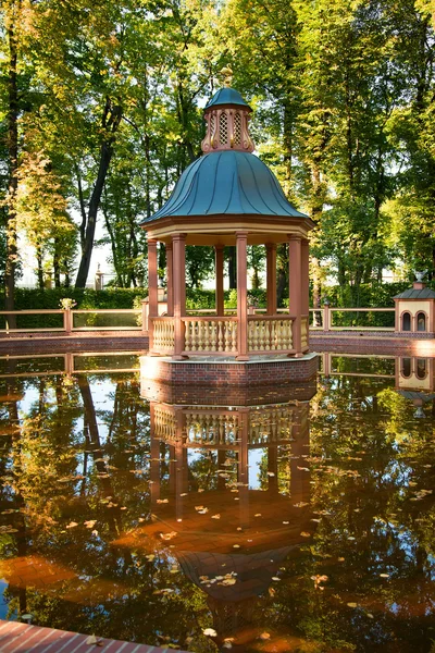 V letní zahradě st.petersburg pavilonu — Stock fotografie