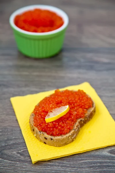 Sanduíche de caviar no guardanapo amarelo — Fotografia de Stock