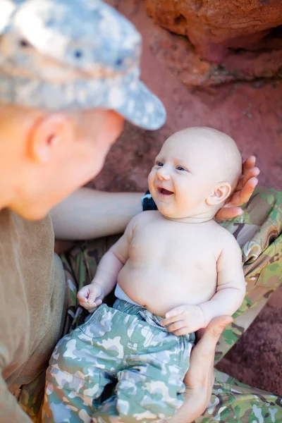 彼の幼い息子を保持している兵士 — ストック写真