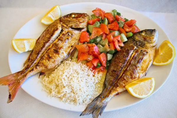 Dourado grelhado-cabeça sargo e snapper vermelho — Fotografia de Stock