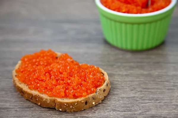 Pão branco com caviar vermelho — Fotografia de Stock