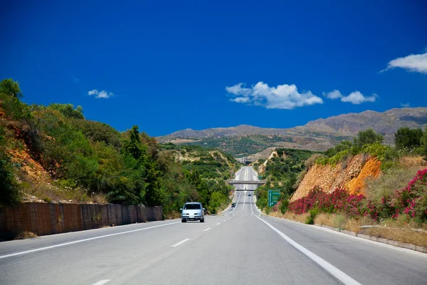 Road leading up to mountains — Stock Photo, Image