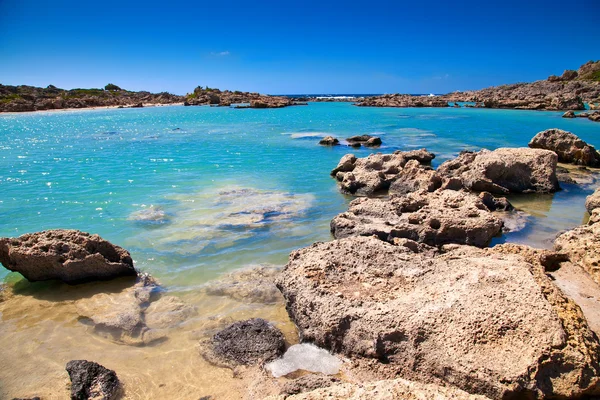 石头和碧蓝的海水，在 aspri limni — 图库照片