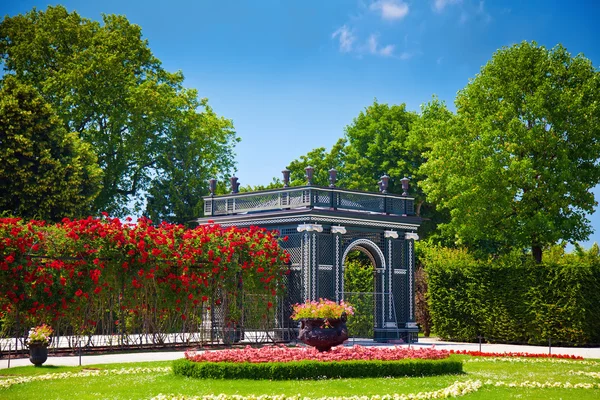 Pavillon et un chemin fait de roses — Photo