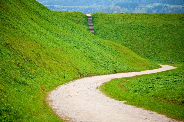 Road and hills at the village Kernave — Stock Photo, Image