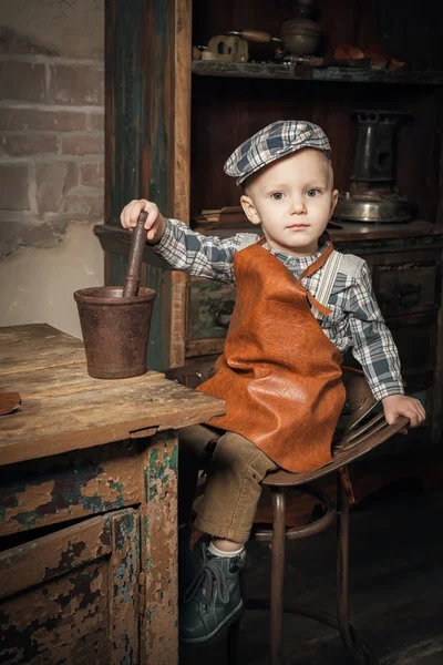 Kleine jongen stampende iets in de tank — Stockfoto