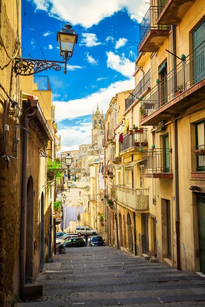 Narrow street of Caltagirone — Stock Photo, Image