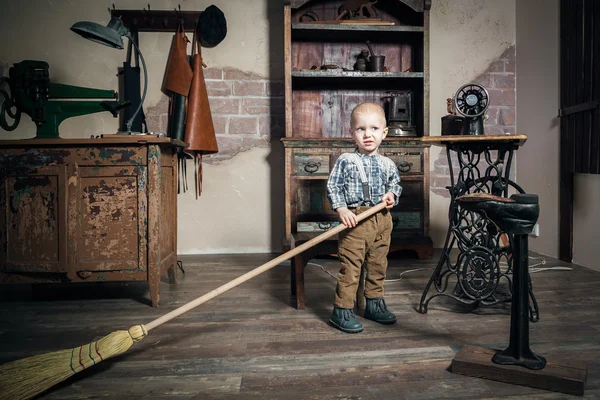 Niño pequeño con una escoba —  Fotos de Stock