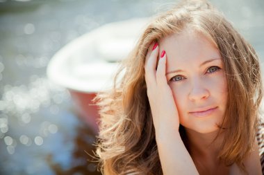 Teknenin önünde güzel bir genç kadın