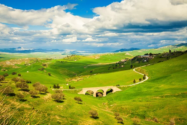 Paesaggio con piccolo ponte — Foto Stock