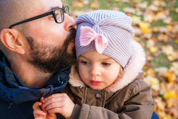 Babası Sonbaharda Küçük Tatlı Kızını Kucaklıyor Öpüyor — Stok fotoğraf
