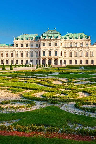 Palác Belvedere a krásnou zahradu — Stock fotografie