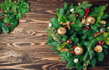 Kırsal ahşap bir zemin üzerinde noel çelengi ve harf için kopyalama alanı