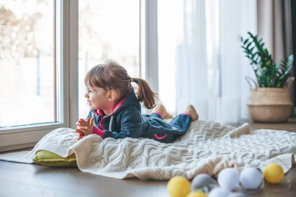 Nettes Kleines Mädchen Auf Einer Wolldecke Fenster Liegend Draußen Ist — Stockfoto