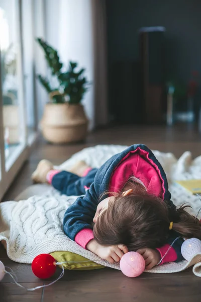 Скучная Уставшая Маленькая Девочка Лежит Шерстяном Одеяле Окна — стоковое фото