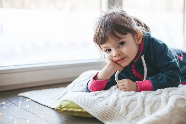 Nettes Kleines Mädchen Das Winter Auf Einer Wolldecke Fenster Liegt — Stockfoto