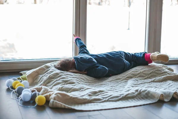 Kleines Mädchen Warmen Strampler Auf Einer Wolldecke Fenster Liegend Draußen — Stockfoto