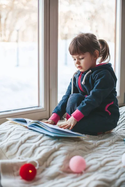 Menina Bonito Ler Livro Sentado Cobertor Perto Janela Inverno Está — Fotografia de Stock