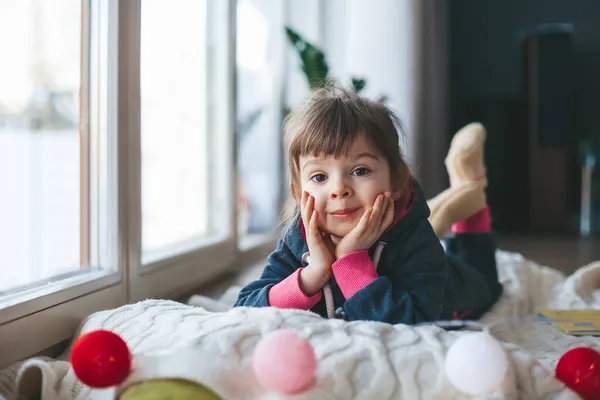 Lustiges Kleines Mädchen Das Winter Auf Einer Wolldecke Fenster Liegt — Stockfoto