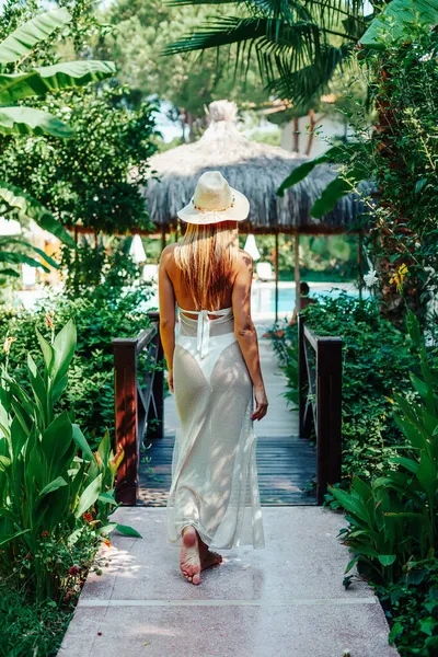 Giovane Donna Abito Lungo Indossa Cappello Passeggiando Attraverso Bellissimo Giardino — Foto Stock