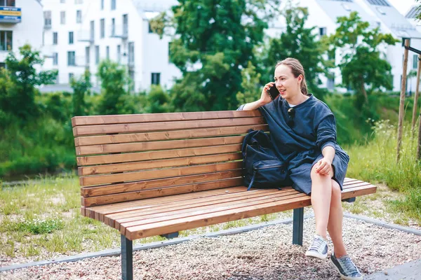 Candid Young Woman Talking Phone Sitting Bench — Stock Photo, Image