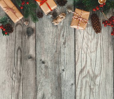 Çevre dostu ev yapımı yeni yıl dekorasyonu. Sıfır atık Noel dairesi kırsal ahşap arka planda hediyelerle yatıyordu. Yeniden kullanılabilir sürdürülebilir geri dönüştürülmüş kağıttaki kutular.