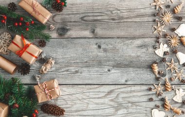 Çevre dostu ev yapımı yeni yıl dekorasyonu. Sıfır atık Noel dairesi hediyelerle ve kırsal ahşap arka planda ekolojik oyuncaklarla yatıyordu. Yeniden kullanılabilir sürdürülebilir geri dönüştürülmüş kağıttaki kutular.
