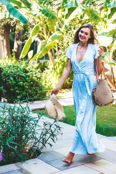 Счастливая Красивая Молодая Босиком Женщина Длинном Голубом Платье Прогуливаясь Красивому — стоковое фото