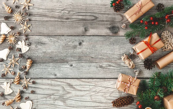 Çevre dostu ev yapımı yeni yıl dekorasyonu. Sıfır atık Noel dairesi hediyelerle ve kırsal ahşap arka planda ekolojik oyuncaklarla yatıyordu. Yeniden kullanılabilir sürdürülebilir geri dönüştürülmüş kağıttaki kutular.