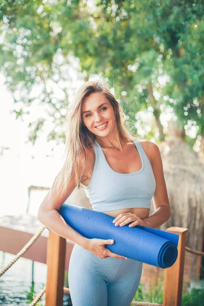 Portrait Beautiful Smiling Happy Woman Blue Sportswear Holding Yoga Mat — Stock fotografie