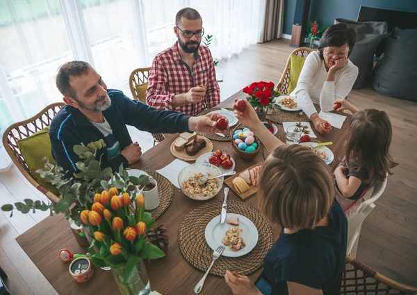 Família Sincera Reunindo Casa Para Celebrar Comer Café Manhã Páscoa — Fotografia de Stock