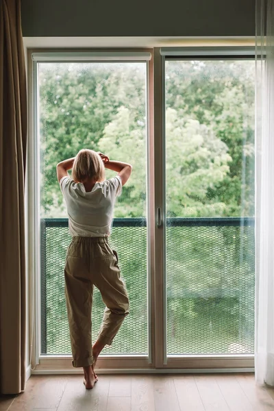 Депресивна Жінка Дивиться Через Вікно Самотня Сумна Дівчина Проводить Час — стокове фото