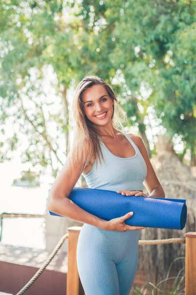 Portrét Krásné Usměvavé Šťastné Ženy Modrém Sportovním Oblečení Držící Podložku — Stock fotografie