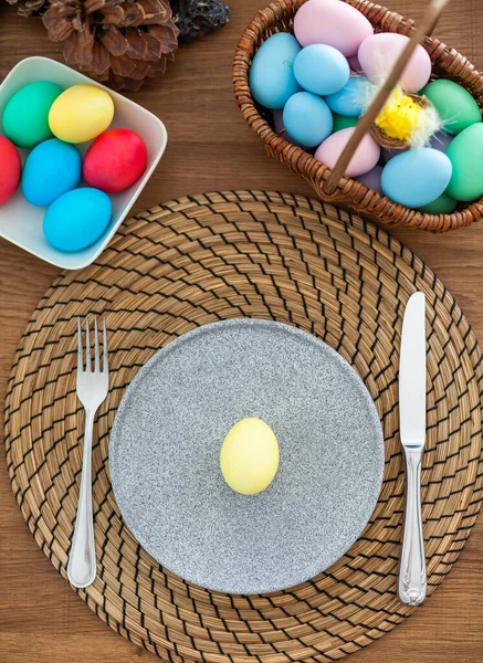 Πρωινό Πάσχα Κίτρινο Πασχαλινό Αυγό Γκρι Πιάτο — Φωτογραφία Αρχείου