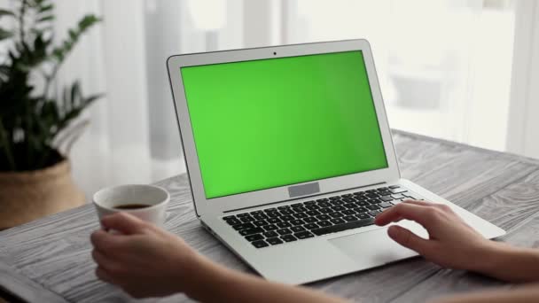 妇女在家工作 使用带有绿色屏幕的笔记本电脑 喝咖啡 视频剪辑