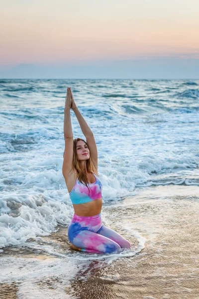 Schöne Frau Praktiziert Yoga Sitzend Strand Während Des Sonnenuntergangs Innere — Stockfoto