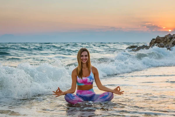 Glückliche Frau Die Während Des Sonnenuntergangs Einer Lotusposition Strand Yoga — Stockfoto