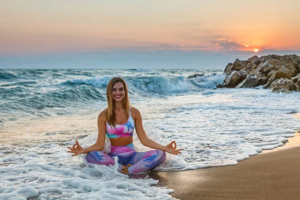 Mulher Bonita Praticando Ioga Sentado Uma Posição Lótus Praia Durante — Fotografia de Stock