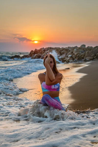 Женщина Практикует Йогу Пляже Время Заката Время Волна Покрывает Внутренняя — стоковое фото