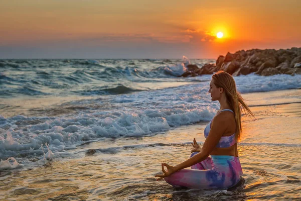 Mulher Sentada Uma Posição Lótus Praia Durante Pôr Sol Harmonia — Fotografia de Stock