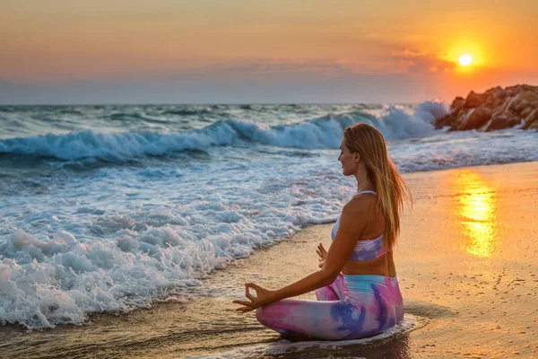 Mulher Olhos Fechados Sentada Uma Posição Lótus Praia Durante Pôr — Fotografia de Stock