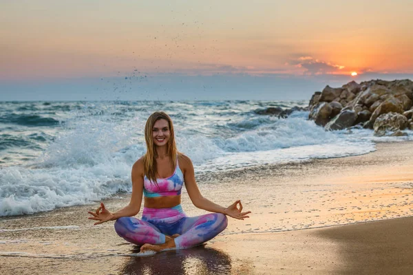 Lächelnde Frau Die Während Des Sonnenuntergangs Einer Lotusposition Strand Yoga — Stockfoto